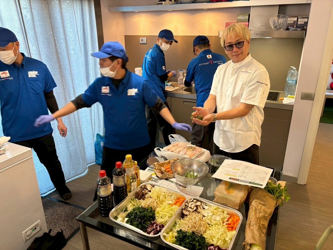 徳吉さんが調理準備をしている（写真：ⓒJOC／味の素社）