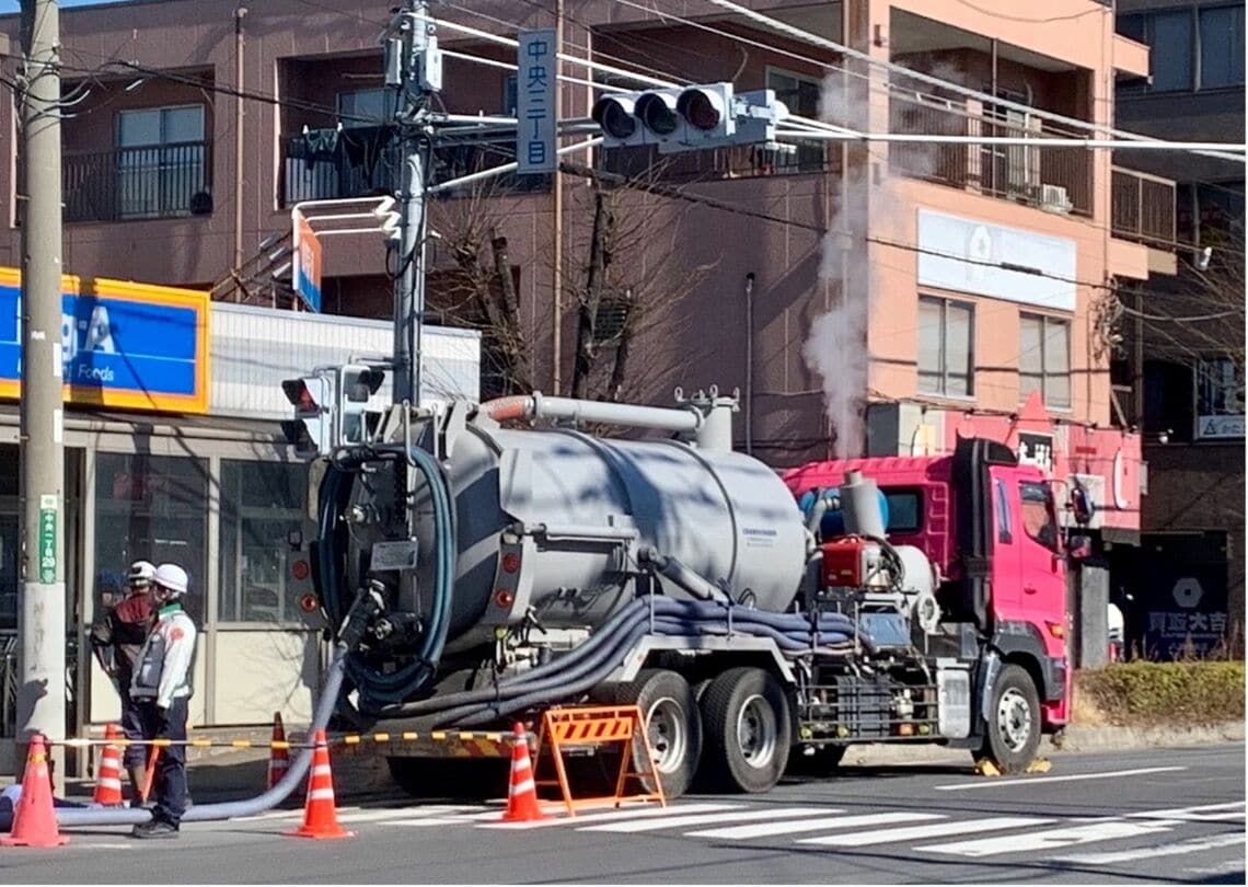 事故現場付近で下水を汲み上げるバキュームカー。現場への負担を軽減（写真：筆者撮影）