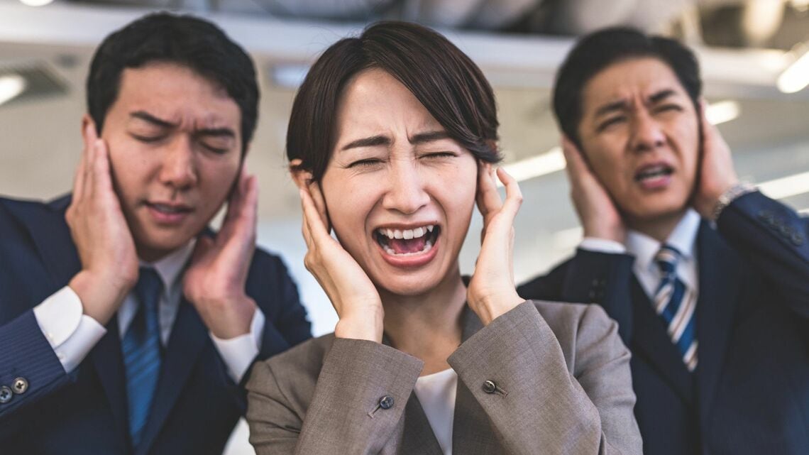 私たちが生きる現代社会では、騒音や情報がかつてないほど増加しており、人々は何かに集中したり、注意を向けたりするのが困難になっています(写真:Graphs/PIXTA)
