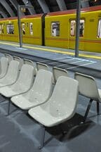 ホームのベンチは仮設のものだ