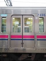 こちらは下部にのみ取手があるタイプ。こちらのほうが初期の製造車だ（記者撮影）