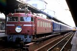 国鉄時代の大阪駅に停車する、EF81形が牽引するブルートレイン「つるぎ」（撮影：南正時）