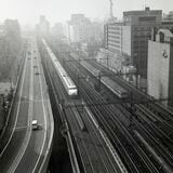有楽町付近を走る国鉄時代の0系新幹線。山手線と並走する＝1967年（撮影：東洋経済写真部）