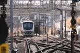 急行は多摩線の各駅に停車する（記者撮影）