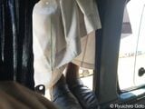 国境行きのバンが満席だったので窓に足をかけて乗る乗客（写真：著者提供）