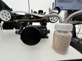 ラジコンカーに接続されたゼオライト。これによってCO2濃度が1/8まで減少した様子を確認できた（筆者撮影）