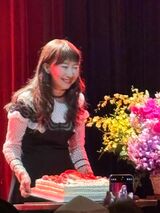 8月16日に行ったバースデーライブでファンからお祝いをされるアグネスさん（写真：T＆A提供）
