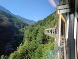 チェントヴァッリ鉄道。ガイドに一番おすすめの季節を聞くと「紅葉の秋」とのこと。当然、冬の雪景色も見ごたえ十分だろう（写真：筆者撮影）