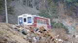 瓦礫の中を走る三陸鉄道の「復興支援列車」＝2011年3月29日（記者撮影）