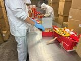 箱詰め、検品（筆者撮影）