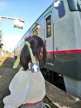 早朝の野花南駅で撮影した宗谷線急行色コーデ（写真：柚子@_yuzu_40）