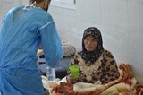 ファティナは2022年11月3日に、シリア北東部のラッカで国境なき医師団（MSF）がサポートする新しいコレラ治療センターで治療を受けました（©Azad Mourad／MSF）