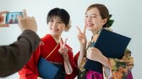 卒業式で｢袴に振袖を合わせる｣のはアリかナシか 最近は｢くすみカラー｣の袴スタイルが人気に