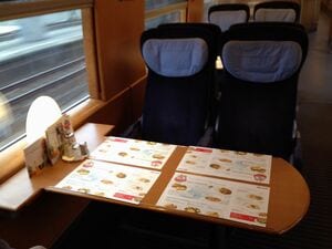 欧州の食堂車､日本の観光列車とは大違い カレーライスが2300円の列車も