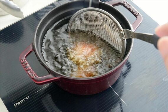油で揚げる