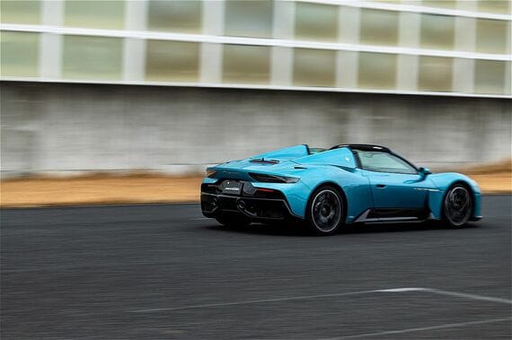 サーキットを走るMCプーラ