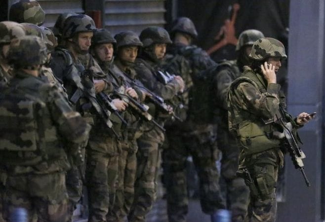 仏当局､パリ同時攻撃の容疑者潜伏先を急襲　