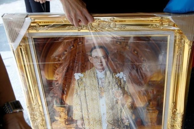 タイでプミポン国王の肖像画が大売れ