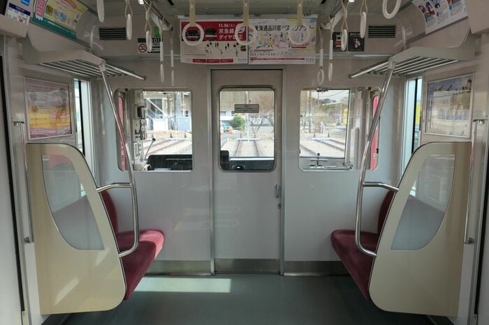 客室側から見た乗務員室