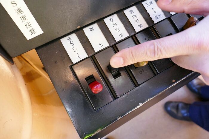 運転台の「撒水」スイッチをオンにすると……