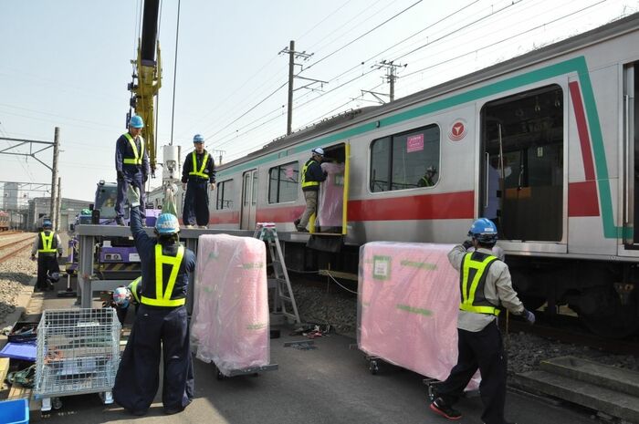 車庫でホームドアを積み込む様子