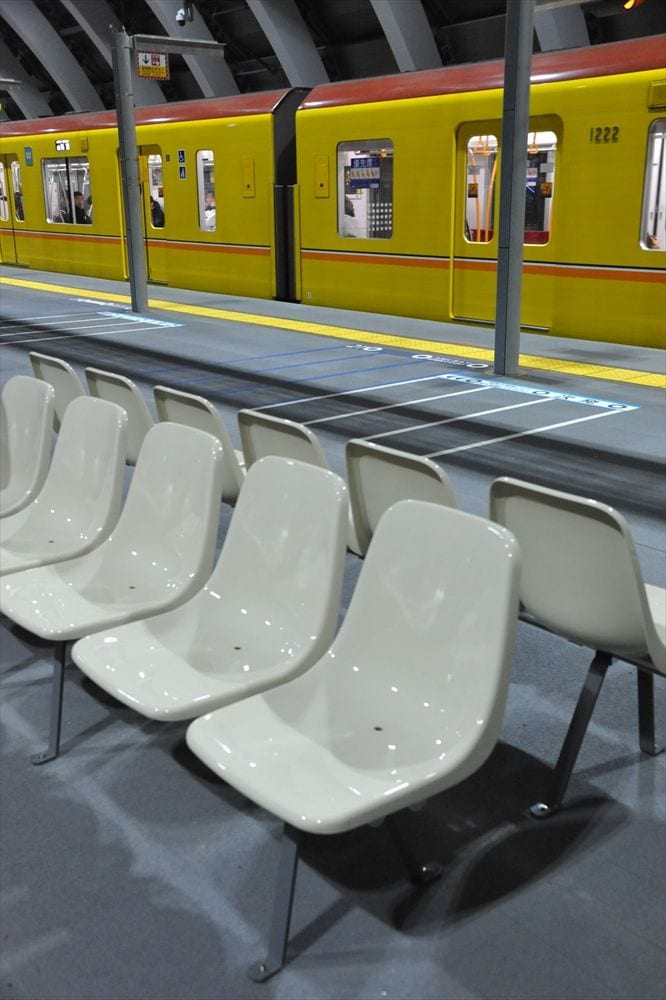 ホームのベンチは仮設のものだ