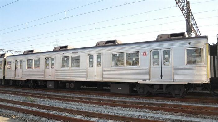 6号車8843。「軽量車体」タイプの中でも屋根の