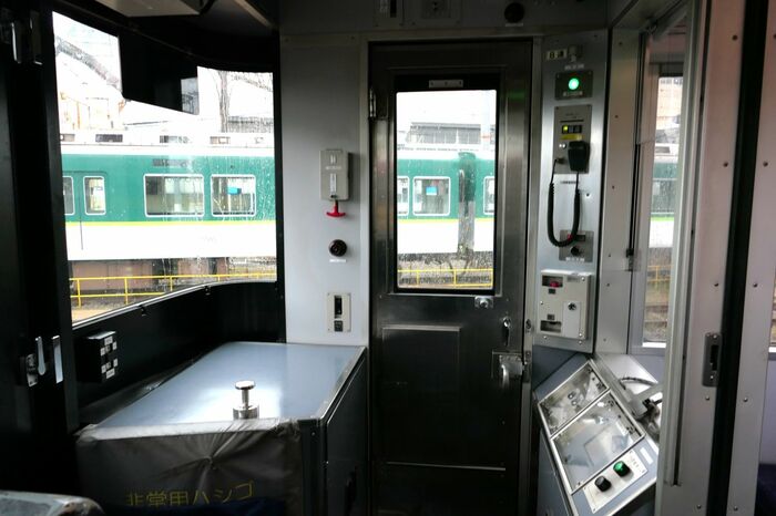 乗務員室の運転席と反対側