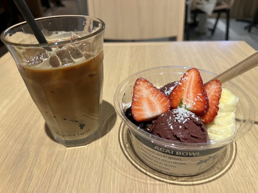 ハワイアンラテ（税込780円)と、クラシックアサイーボール(税込1500円)（写真：筆者撮影）