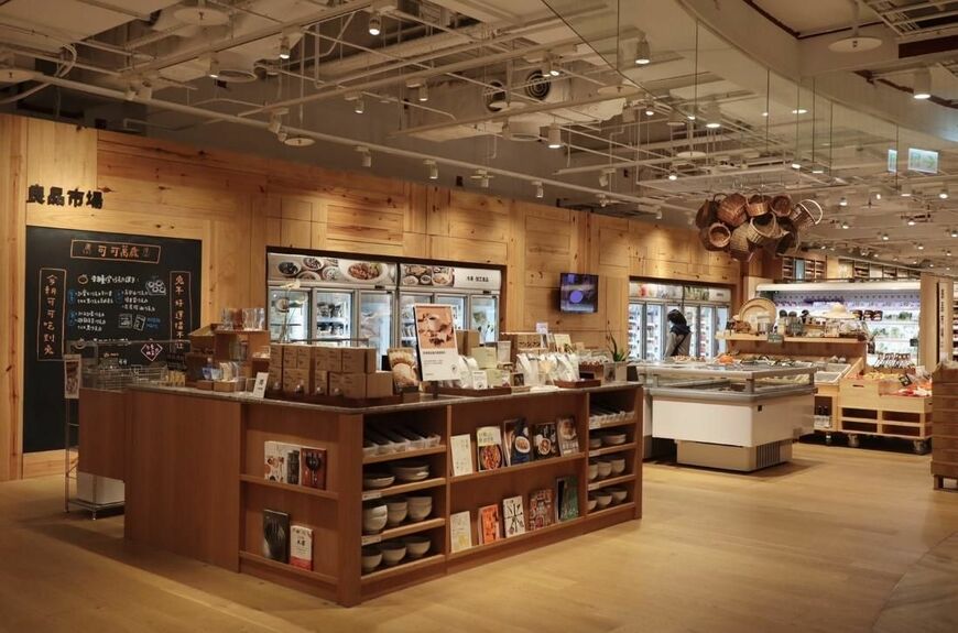 「MIRAMARフラッグシップ店」内の「良品市場」。実演可能な簡易キッチンが設置され、木の温もりが伝わる心地よい空間だ（写真：筆者撮影）