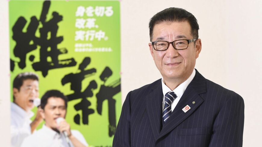 ポスターとスーツ姿の男性