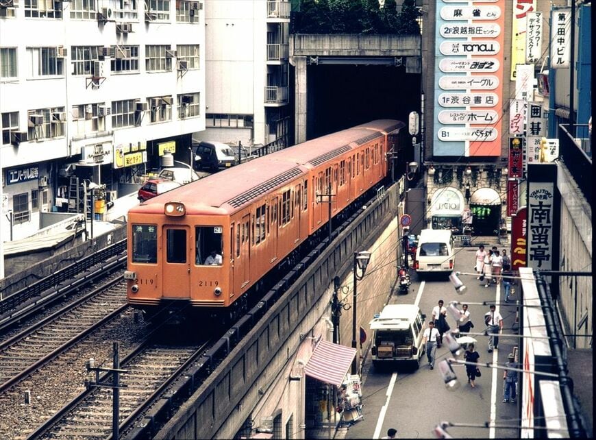 青山からのトンネルを抜けて渋谷駅に向かう地下鉄銀座線の電車。現在は「渋谷ヒカリエ」が建つ付近だ（撮影：南正時）