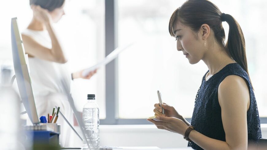 メモをするというアナログな行為は、記憶力と強い結びつきがあります（写真：ソライロ／PIXTA）
