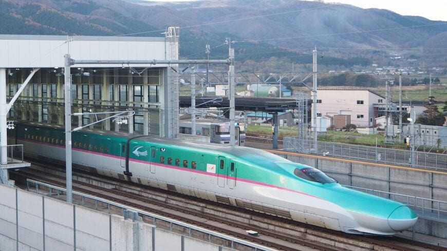 現在の終点・新函館北斗駅に到着する北海道新幹線（編集部撮影）