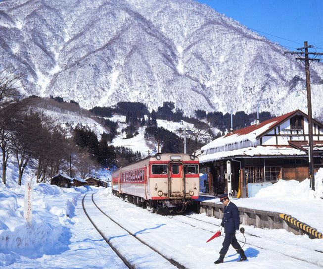 雪景色の会津線湯野上駅（現・会津鉄道湯野上温泉駅）に停車するキハ58系（撮影：南正時）