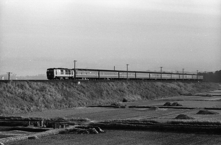 DD54形が牽引する20系客車のブルートレイン「出雲」（撮影：南正時）