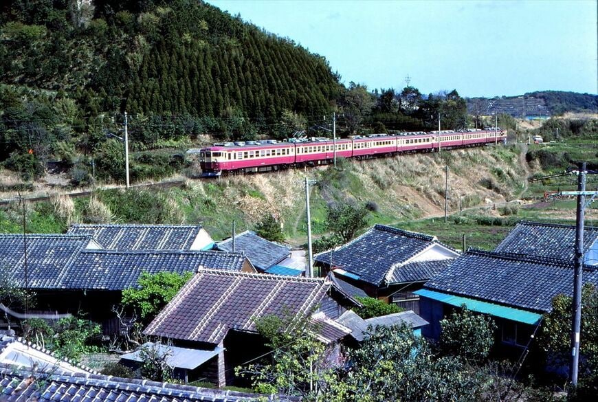 串木野付近を走る急行「かいもん」。グリーン車とビュフェを連結した編成だ＝1976年（撮影：南正時）