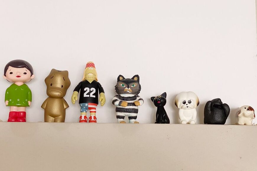 レンジフードの上には幼児期に愛読していた絵本の主人公や、中学時代のロックンロールスターをモチーフにしたフィギュアを背の順で並べています（筆者撮影）