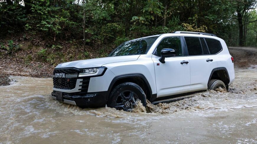 300系となった「ランドクルーザー」。価格は510万～800万円（写真：トヨタ自動車）
