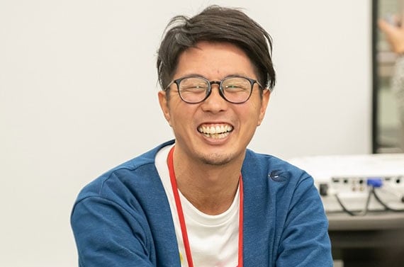 深見太一（ふかみ・たいち）クラス会議講師、愛知教育大学非常勤講師1981年生まれ。大学卒業後、銀行系のリース会社で3年間勤務。教員を志し、通信課程で教員免許を取得し愛知県の公立小学校で勤務する中でクラス会議に出合い、8年以上にわたり導入。クラス会議の先駆者として、全国各地で講座を開催。Twitter、Instagram、YouTubeでは、「たいち先生」として実践を発信し、総フォロワーは1万人を超える。ホームページ「0→1」（ぜろいち）内のブログでは、先生が前向きになれる考え方を配信。著書に『対話でみんながまとまる！たいち先生のクラス会議』（学陽書房）、『アンラーンのすすめ』（東洋館出版社）など。3児の父