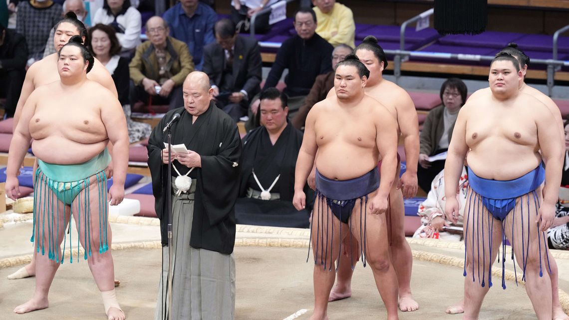 土俵に並ぶ力士たち