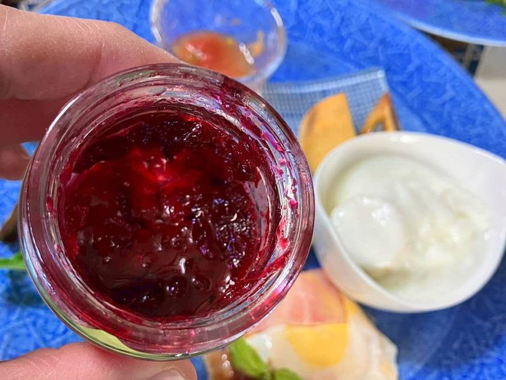 真っ赤なローゼルのジャム（写真：筆者提供）