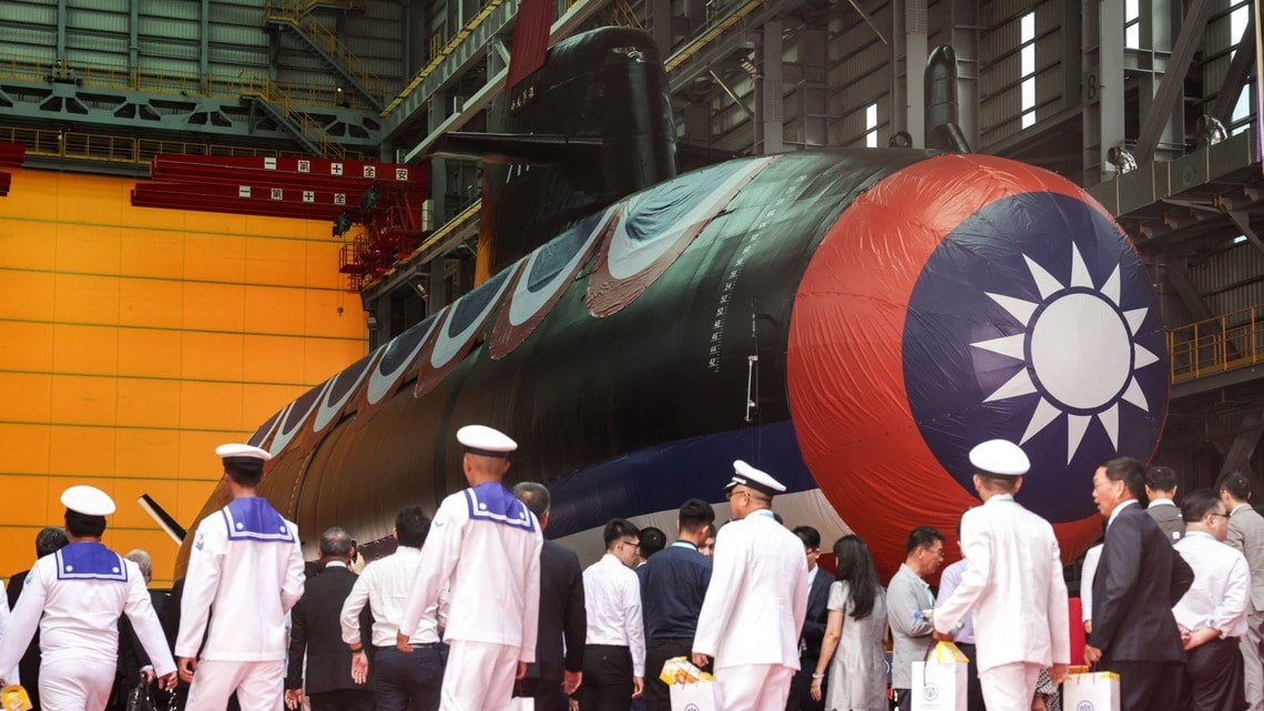 台湾初の国産潜水艦「海鯤」(ハイクン)の進水式(写真・2023 Bloomberg Finance LP)