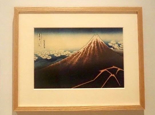 葛飾北斎「冨嶽三十六景 山下白雨」すみだ北斎美術館蔵（前期展示。後期には別摺りの同作品を展示予定）展示風景（撮影：小川敦生）