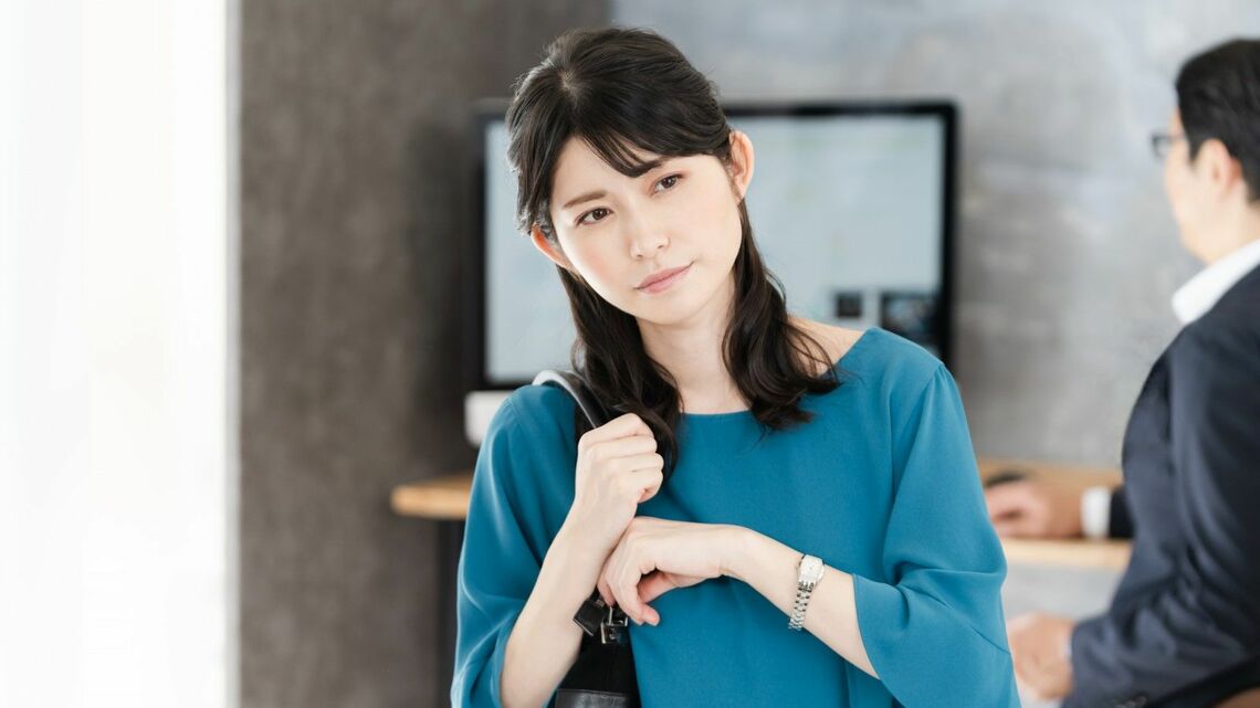 不安げな表情の若い女性