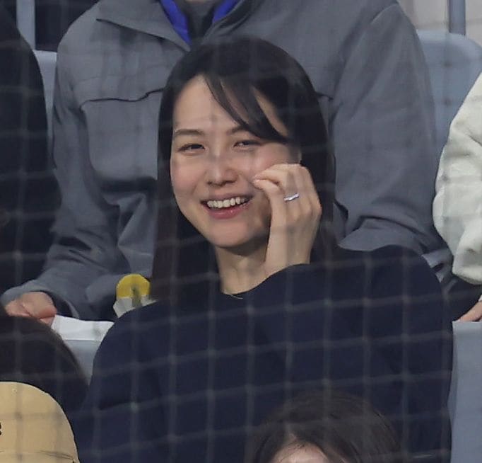 2024年3月18日、ドジャース×韓国代表の試合を観戦する大谷翔平の妻・真美子さん。場所＝高尺スカイドーム カメラ＝中田卓也（写真：アフロ）