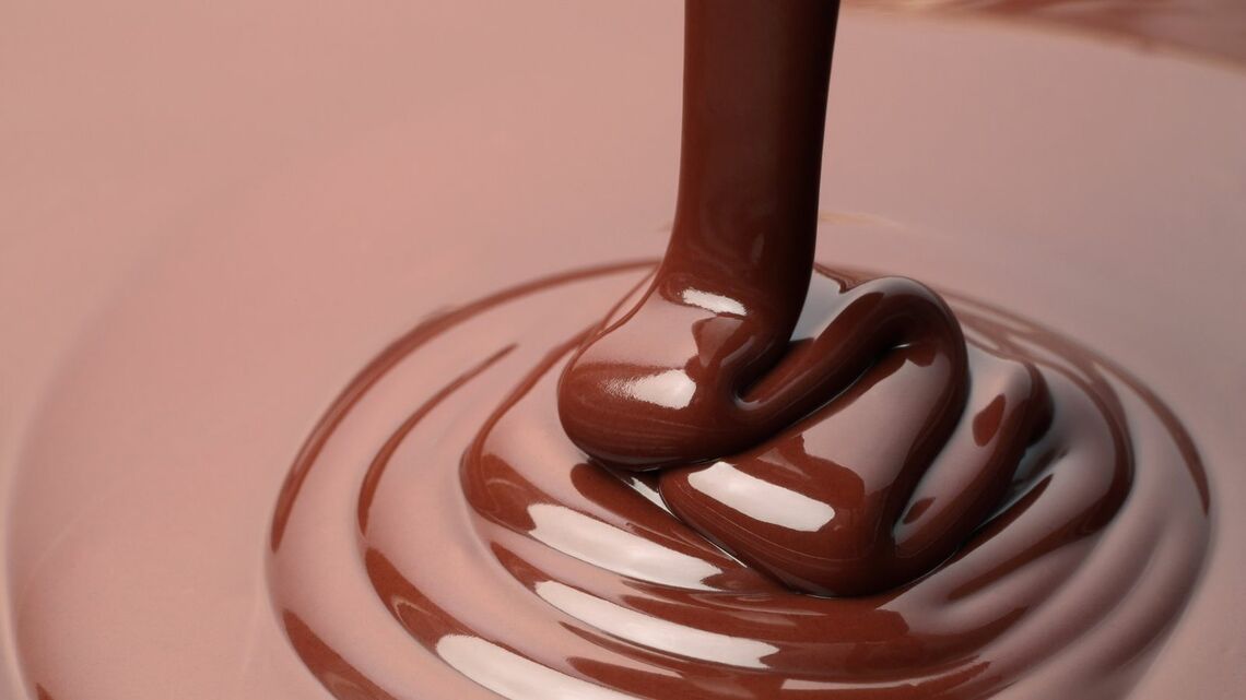 チョコレートは飲み物なのか、食べ物なのか、はたまた…？（写真：kash*／PIXTA）