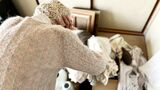 頭を抱える人物
