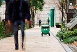 オフィス街の歩道を走行してデリバリーする自律型ロボット（写真：Uber Eats）