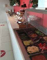 海外旅行中はサラダ不足になりがちなので、ラウンジにサラダバーがあると地味に嬉しい（筆者撮影）